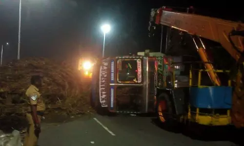 விக்கிரவாண்டி அருகே  கரும்பு ஏற்றி வந்த லாரி கவிழ்ந்தது; போக்குவரத்து பாதிப்பு