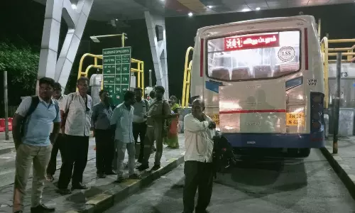விக்கிரவாண்டி சுங்கச்சாவடியில்  கட்டணம் செலுத்தாததால் அரசு பஸ் தடுத்து நிறுத்தம்; பயணிகள் பரிதவிப்பு