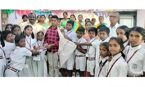 அனாதை பிணங்களை அடக்கம் செய்த மாணவனுக்கு பாராட்டு