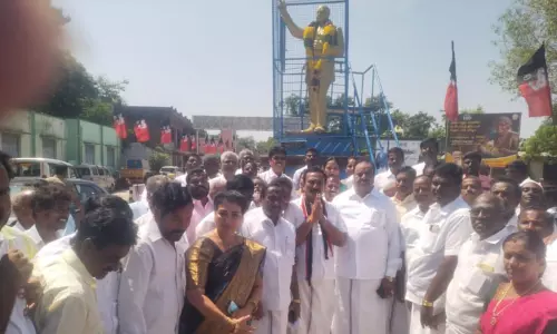 எம்.ஜி.ஆர்., ஜெயலலிதா உருவப்படங்களுக்கு மாலை