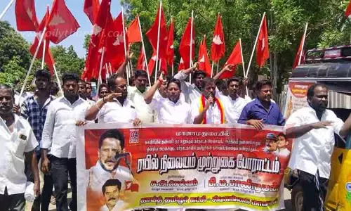 ரெயில் நிலையத்தை முற்றுகையிட முயன்ற தாய் தமிழர் கட்சியினர் கைது
