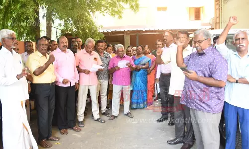 காப்பீட்டு நிறுவன ஊழியர்கள் ஆர்ப்பாட்டம்