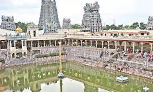 15-ந் தேதி ராஜராஜேசுவரி திருக்கோலம்:நவராத்திரி நாட்களில் மீனாட்சி அம்மன் சிறப்பு அலங்காரங்களில் காட்சி தருகிறார்- கொலுவில் வைக்க பொம்மைகள் வழங்கலாம்