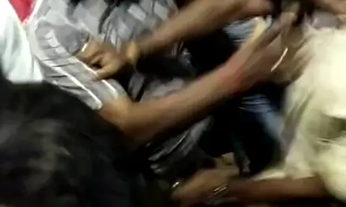 பழனி முருகன் கோவிலில் பக்தர்களை தடுத்த காவலாளிகள்; தள்ளுமுள்ளு ஏற்பட்டதால் பரபரப்பு