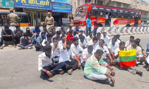 தமிழக வாழ்வுரிமை கட்சியினர் சாலைமறியல் போராட்டம்