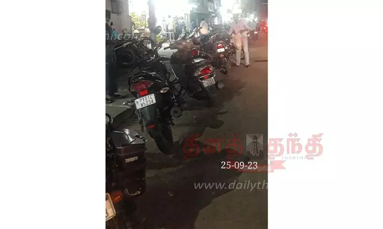 போக்குவரத்துக்கு இடையூறாக நிறுத்தப்படும் வாகனங்களால் நெரிசல் போக்குவரத்துக்கு இடையூறாக நிறுத்தப்படும் வாகனங்களால் நெரிசல்