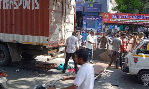 கன்டெய்னர் லாரி மோதி வாலிபர் பலி