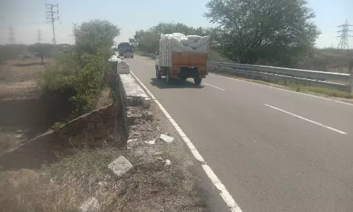 உயிர்பலி வாங்க காத்திருக்கும் சாலையோர கிணறு