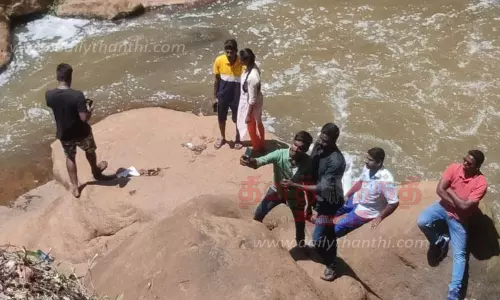 ஆபத்தை உணராமல் அத்துமீறும் சுற்றுலா பயணிகள்