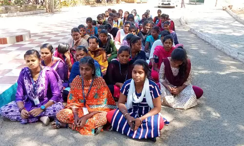 வகுப்புகளை புறக்கணித்து அரசு கல்லூரி மாணவர்கள் போராட்டம்