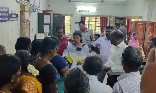 பெரியகுளத்தில்தாலுகா அலுவலகத்தை பெண்கள் முற்றுகை