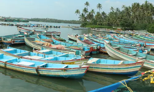 கடல் சீற்றம் எதிரொலி 2 ஆயிரம் படகுகள் மீன்பிடிக்க செல்லவில்லை