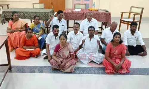 அ.தி.மு.க., பா.ஜனதா கவுன்சிலர்கள் உள்ளிருப்பு போராட்டம்