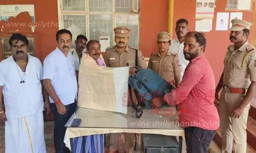 சாலையில் கிடந்த 4 கிலோ வெள்ளிப்பொருட்களை போலீசில் ஒப்படைத்த தொழிலாளி