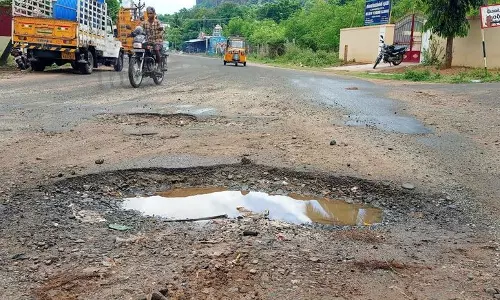 கடமலைக்குண்டு கிராமத்தில்சாலையோர பள்ளத்தால் தொடர் விபத்து:வாகன ஓட்டிகள் அவதி