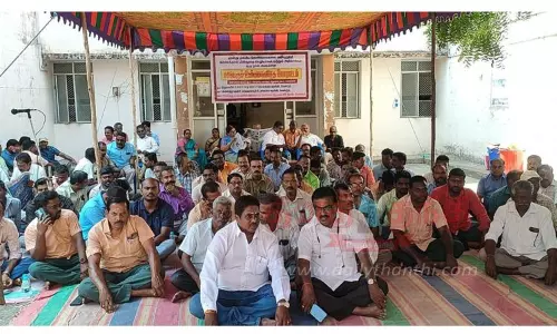 மின்துறை ஊழியர்கள் உண்ணாவிரதம்