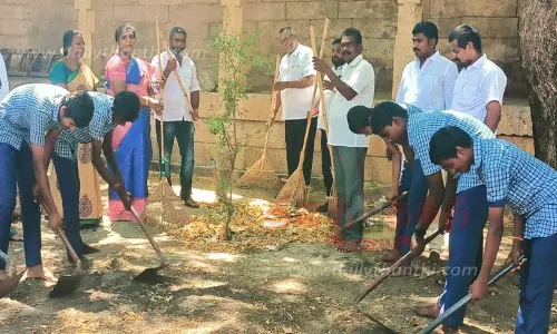 கயத்தாறு கோவிலில் துப்புரவு பணி