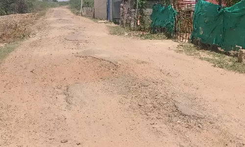 குண்டும், குழியுமான சாலையால் 15 கி.மீ. சுற்றிச்செல்லும் பொதுமக்கள்