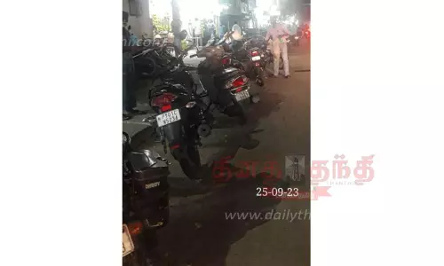 போக்குவரத்துக்கு இடையூறாக நிறுத்தப்படும் வாகனங்களால் நெரிசல்