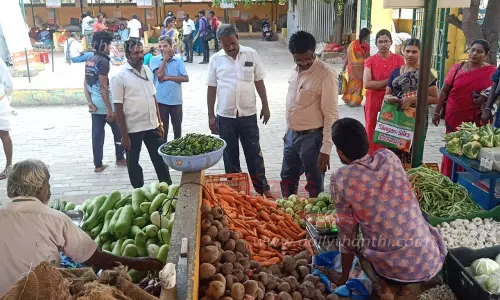 தர்மபுரி உழவர் சந்தையில் வேளாண் துணை இயக்குனர் ஆய்வு தர்மபுரி உழவர் சந்தையில் வேளாண் துணை இயக்குனர் ஆய்வு
