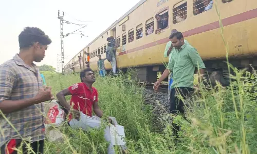 விழுப்புரம் அருகே  ஓடும் ரெயிலில் தொழிலாளிக்கு திடீர் நெஞ்சுவலி;   ரெயிலை நிறுத்தி மருத்துவமனைக்கு அனுப்பி வைத்த சக பயணிகள்