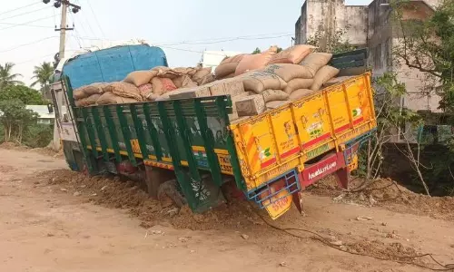 விழுப்புரம் அனிச்சம்பாளையம் சாலையில்   சரியாக மூடப்படாத பாதாள சாக்கடை பள்ளத்தில் சிக்கிய லாரி மீட்பு