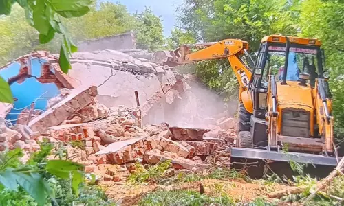 ஆக்கிரமிப்பு வீடுகள் இடித்து அகற்றம் ஆக்கிரமிப்பு வீடுகள் இடித்து அகற்றம்