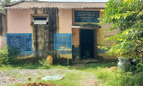 பாழடைந்த நிலையில் இருக்கும் அங்கன்வாடி மையம்