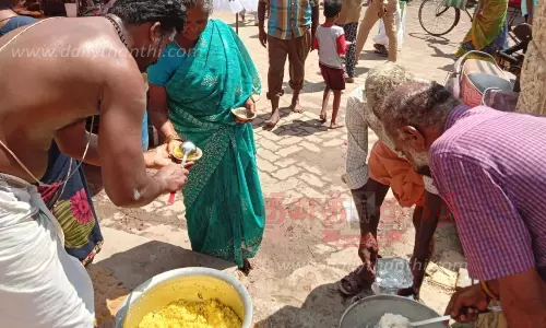 பக்தர்களுக்கு அன்னதானம்