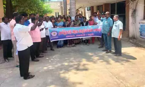 தமிழ்நாடு அரசு ஊழியர்கள் சங்கத்தினர் ஆர்ப்பாட்டம்