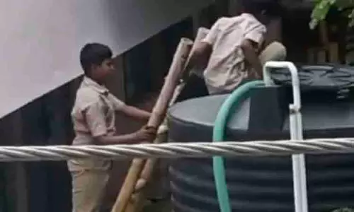 பள்ளி தொட்டியில் தண்ணீர் நிரப்பும் மாணவர்கள்:  வீடியோ வைரல்