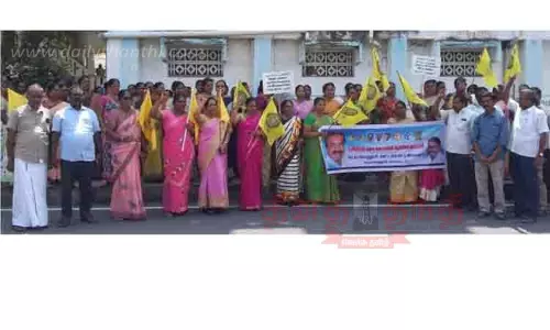 எண்ணும்-எழுத்தும் பயிற்சியில் ஈடுபட்ட ஆசிரியர்கள் ஆர்ப்பாட்டம் எண்ணும்-எழுத்தும் பயிற்சியில் ஈடுபட்ட ஆசிரியர்கள் ஆர்ப்பாட்டம்