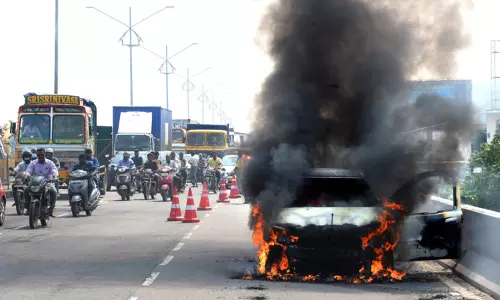 தேசிய நெடுஞ்சாலையில் தீப்பற்றி எரிந்த கார் தேசிய நெடுஞ்சாலையில் தீப்பற்றி எரிந்த கார்