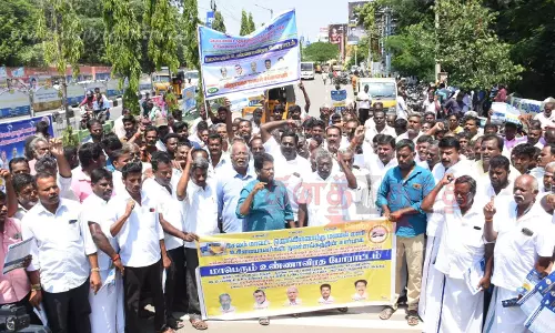 மணல் லாரி உரிமையாளர்கள் ஆர்ப்பாட்டம்