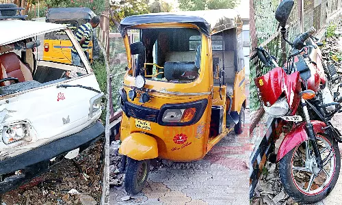 ஆட்டோ, மோட்டார் சைக்கிள் மீது அடுத்தடுத்து வேன் மோதல்; ரெயில்வே பாதுகாப்பு படை சப்-இன்ஸ்பெக்டர்-2 குழந்தைகள் காயம்