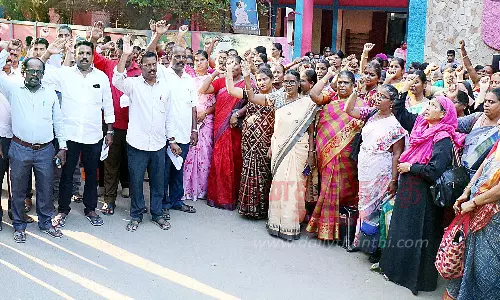 ஆசிரியர்கள் கைது செய்யப்பட்டதை கண்டித்து ஆர்ப்பாட்டம்