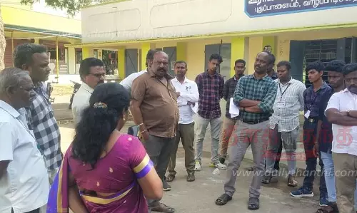 பொதுமக்களிடம் தனியார் நிறுவன ஊழியர்கள் பணம் வசூல்