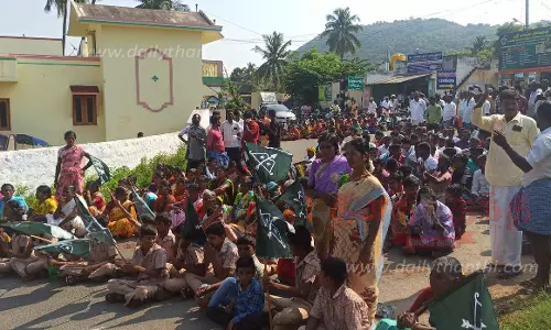 மலை கிராம மக்கள் மறியல்