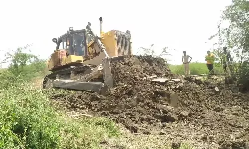 என்.எல்.சி. சுரங்க விரிவாக்கத்திற்காக நிலம் சமப்படுத்தும் பணி தடுத்து நிறுத்தம் என்.எல்.சி. சுரங்க விரிவாக்கத்திற்காக நிலம் சமப்படுத்தும் பணி தடுத்து நிறுத்தம்