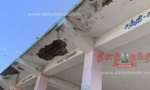 தாளவாடி பஸ் நிலைய மேற்கூரையின் கான்கிரீட் பெயர்ந்து விழுந்தது- பயணிகள் உயிர் தப்பினர்