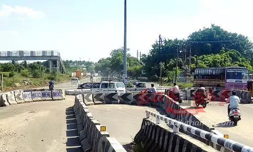 சென்னிமலை ரோடு சாஸ்திரிநகர் மேம்பாலம் பகுதியில் தற்காலிகமாக ரவுண்டானா மாற்றி அமைப்பு- போக்குவரத்து குழப்பத்தை தீர்க்க நடவடிக்கை