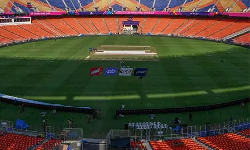 உலகக் கோப்பை கிரிக்கெட் தொடக்க போட்டி: வெறிச்சோடி கிடந்த ஆமதாபாத் மைதானம்