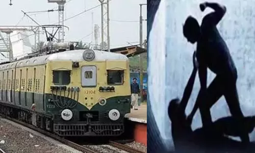 ரூட் தல பிரச்சினை: கடற்கரை ரெயில் நிலையத்தில் கல்லூரி மாணவருக்கு கத்தியால் வெட்டு