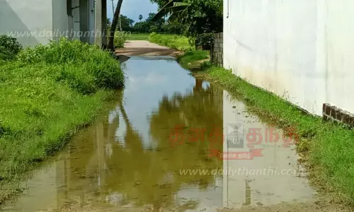 சாலையில் தேங்கும் மழைநீரால் கிராம மக்கள் அவதி
