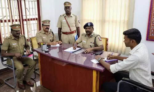 பொதுமக்களிடம் கண்ணியமாக நடக்க வேண்டும்