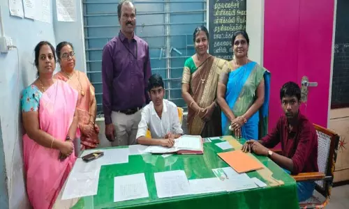 ஒரு நாள் தலைமை ஆசிரியராக்கி மாணவர் கவுரவிப்பு