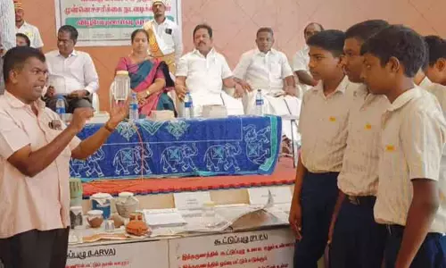 பள்ளி மாணவர்களுக்கு டெங்கு விழிப்புணர்வு பள்ளி மாணவர்களுக்கு டெங்கு விழிப்புணர்வு