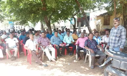 கூட்டுறவு சங்கத்தினர் போராட்டம் கூட்டுறவு சங்கத்தினர் போராட்டம்