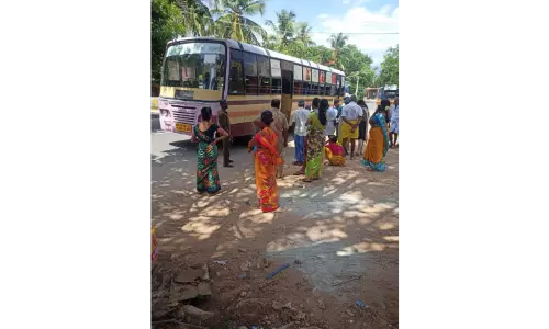 போடி அருகேதிடீரென பழுதாகி நின்ற அரசு பஸ்:பயணிகள் அவதி போடி அருகேதிடீரென பழுதாகி நின்ற அரசு பஸ்:பயணிகள் அவதி