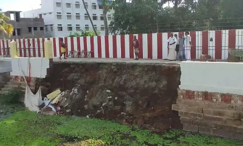 உத்தமபாளையம் திருக்காளத்தீஸ்வரர் கோவில்தெப்பக்குளத்தில் புதிதாக பதிக்கப்பட்ட கற்கள் சரிந்தது:விரைந்து சீரமைக்க பக்தர்கள் கோரிக்கை உத்தமபாளையம் திருக்காளத்தீஸ்வரர் கோவில்தெப்பக்குளத்தில் புதிதாக பதிக்கப்பட்ட கற்கள் சரிந்தது:விரைந்து சீரமைக்க பக்தர்கள் கோரிக்கை